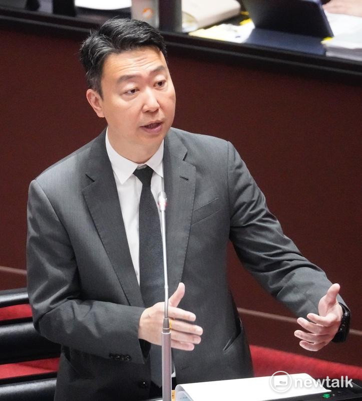 針對小朋友過馬路卻無車輛禮讓影片，交通部表示目前已聯繫桃園警方開罰，並研擬修法提高未禮讓行人罰則。 圖：張良一／攝