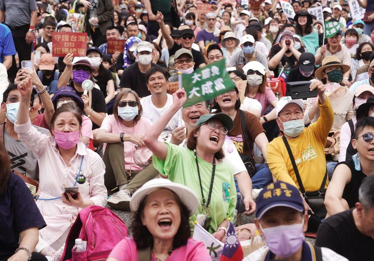 罷團在凱道舉辦宣講活動，現場人數已達五萬人。 圖：張良一／攝