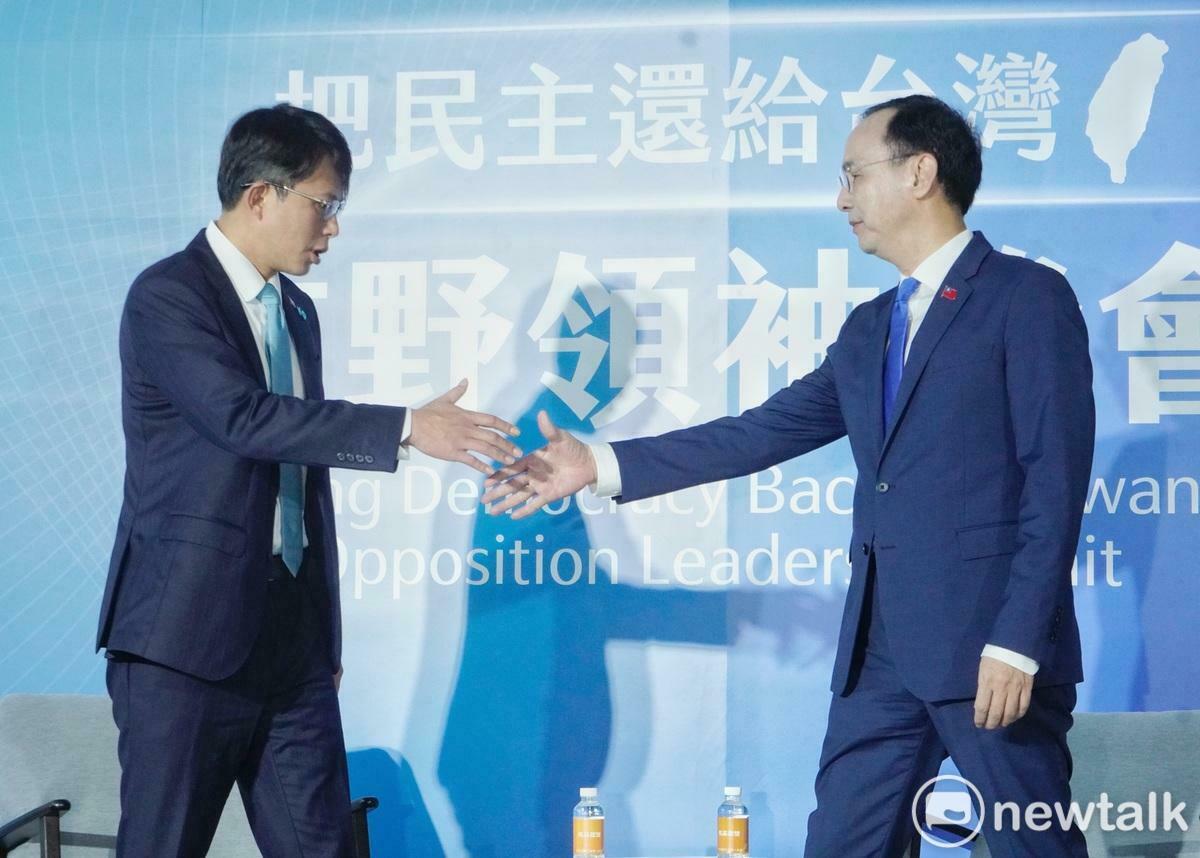 國民黨主席朱立倫、民眾黨主席黃國昌在「把民主還給台灣 在野領袖峰會」握手。 圖：張良一/攝