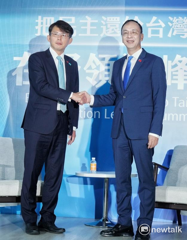 國民黨主席朱立倫、民眾黨主席黃國昌在「把民主還給台灣 在野領袖峰會」握手。 圖：張良一 / 攝（資料照）