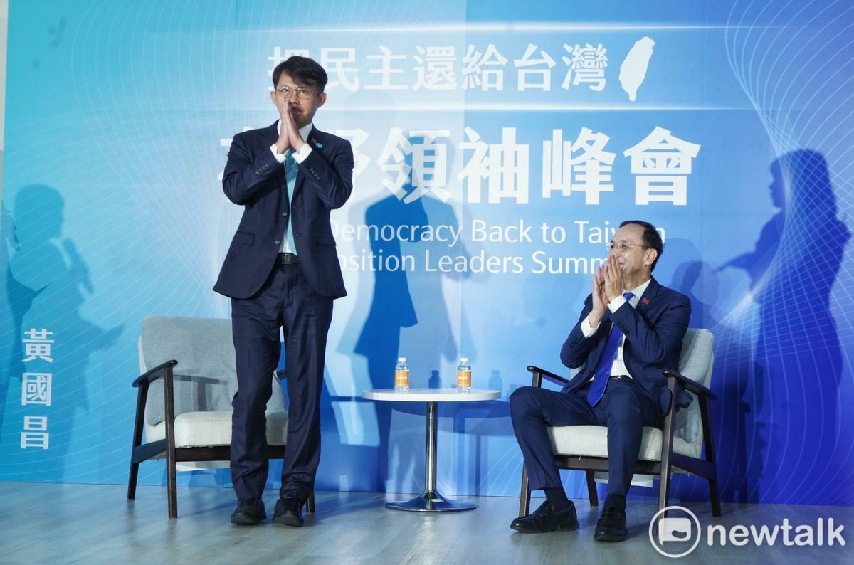 民眾黨主席黃國昌在「把民主還給台灣 在野領袖峰會」雙手合十向媒體致意，國民黨主席朱立倫則是鼓掌回應。 圖：張良一／攝
