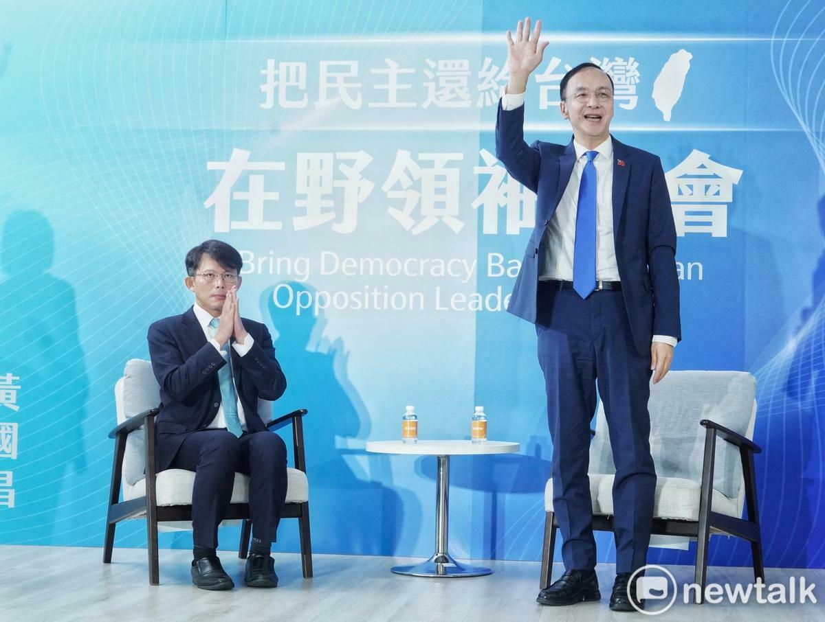 國民黨主席朱立倫在「把民主還給台灣 在野領袖峰會」揮手向媒體致意，民眾黨主席黃國昌則鼓掌致意。 圖：張良一/攝
