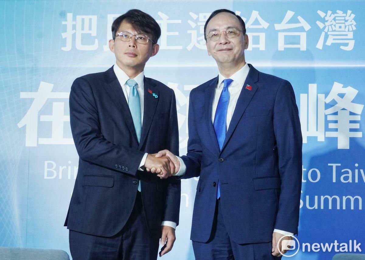國民黨主席朱立倫、民眾黨主席黃國昌在「把民主還給台灣 在野領袖峰會」合影。 圖：張良一/攝