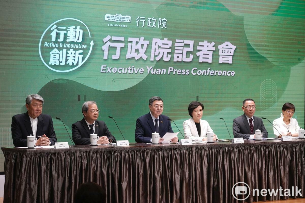 行政院會今（24）日通過「因應國際情勢強化經濟社會及國土安全韌性特別條例」草案， 行政院長卓榮泰在副院長鄭麗君、秘書長龔明鑫（左2）等人的陪同下舉行記者會。龔明鑫說，如果特別條例與特別預算盡快實施的話，今年的經濟成長率（GDP）可望符合國際貨幣基金（IMF）預估的2.9%，甚至更高。 圖：張良一/攝