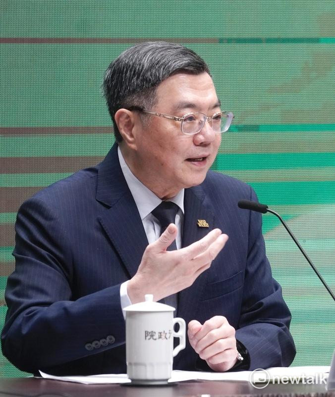 為全面遏止詐欺犯罪，行政長卓榮泰今（24日）於院會聽取打詐指揮中心報告，他提醒，須注意詐欺手法不斷翻新，近日又有回升跡象，政府各部會必須要持續提高警覺，嚴陣以待。 圖：張良一/攝