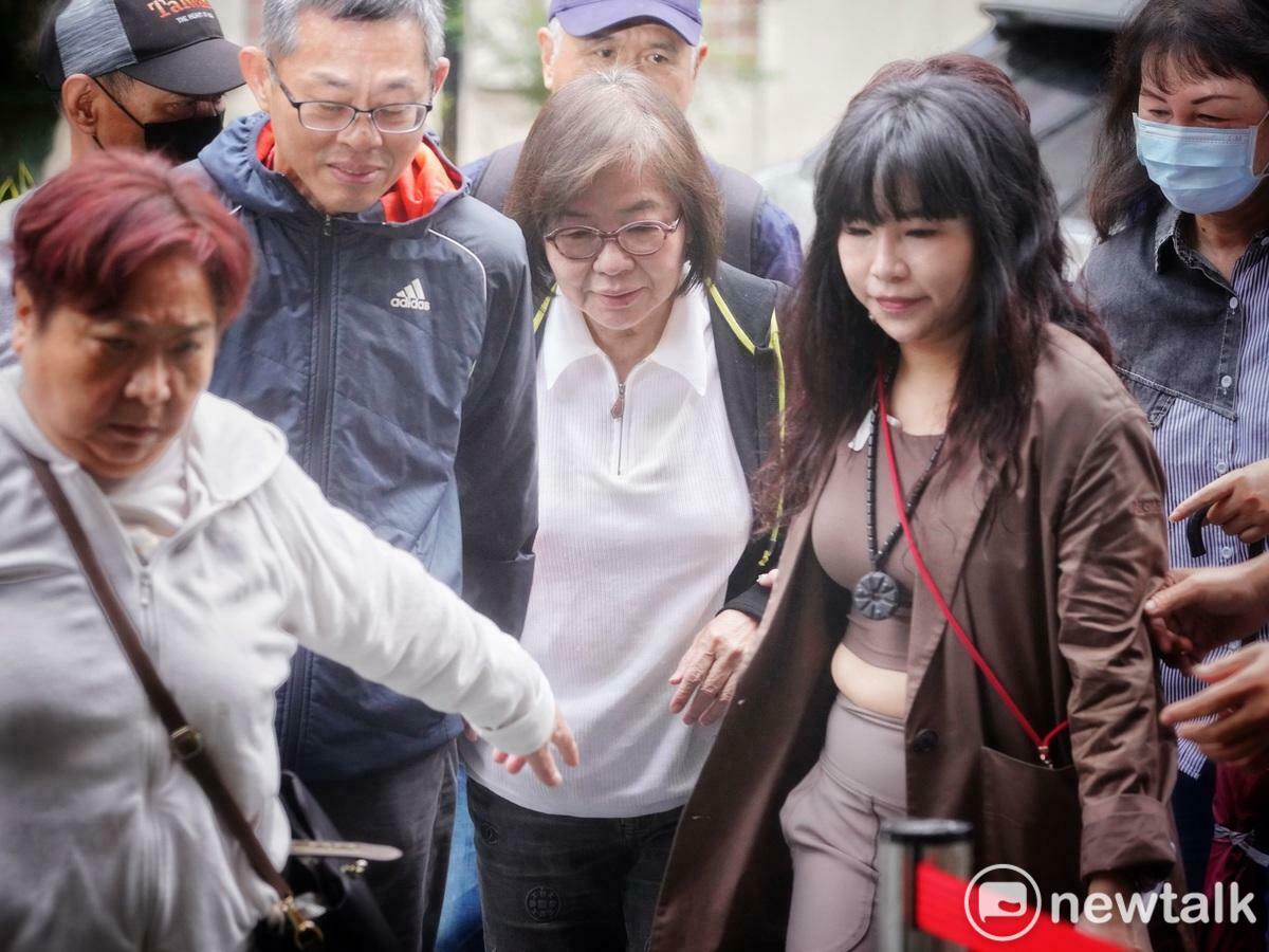 台北地檢署偵辦罷免立委不實提議書案抗告成功，北院今（25）早再開羈押庭。圖為國民黨台北市黨部主委黃呂錦茹到北院出庭。 圖：張良一/攝