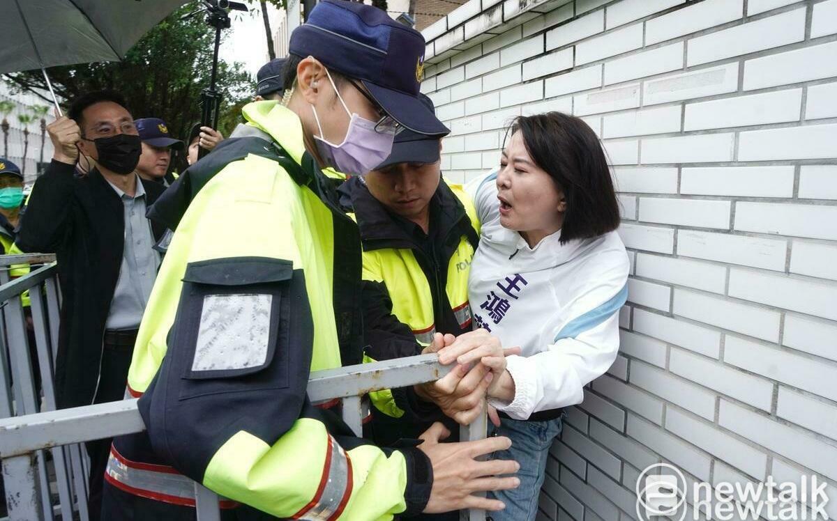 （影）朱立倫再現身北檢聲援黃呂 警管制阻擋進場聽判決