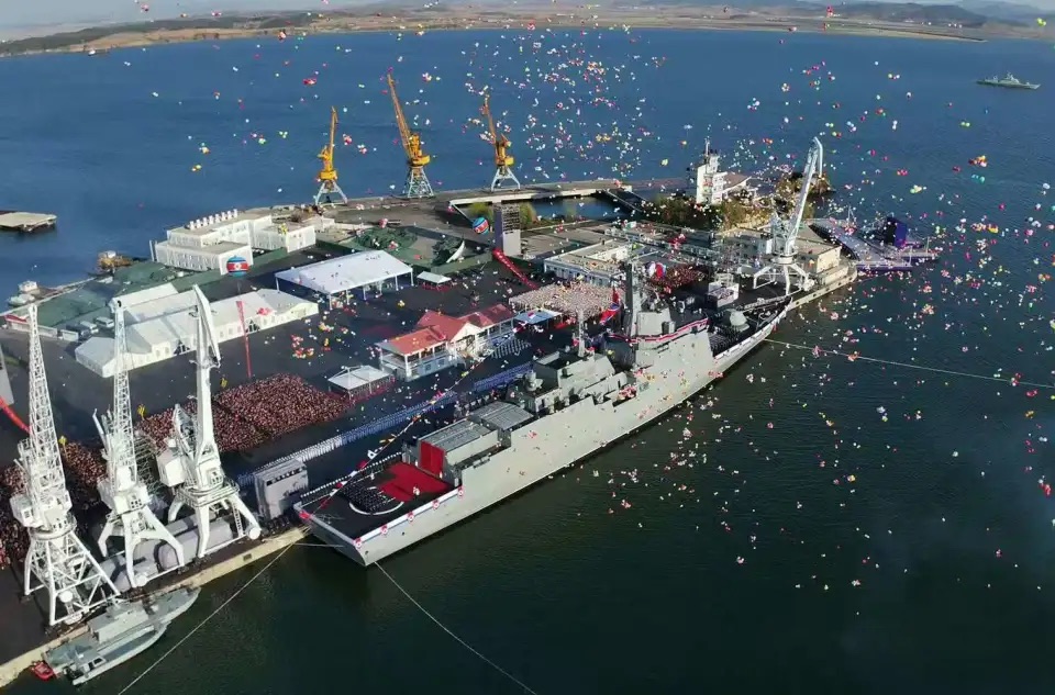 北韓驅逐艦崔賢號日前舉行下水儀式，金正恩攜愛女出席高度重視崔賢號。(資料照片) 圖 : 翻攝自朝中社