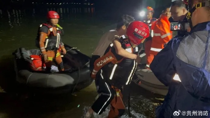 貴州發生嚴重穿難，多人落水10人罹難，貴州消防積極搶救。 圖：翻攝自貴州消防