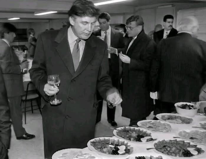 現任美國總統川普 1987 年在莫斯科參加前蘇聯的宴會，被爆料他因此被KGB吸收。 圖 : 翻攝自X / 以色列戰爭