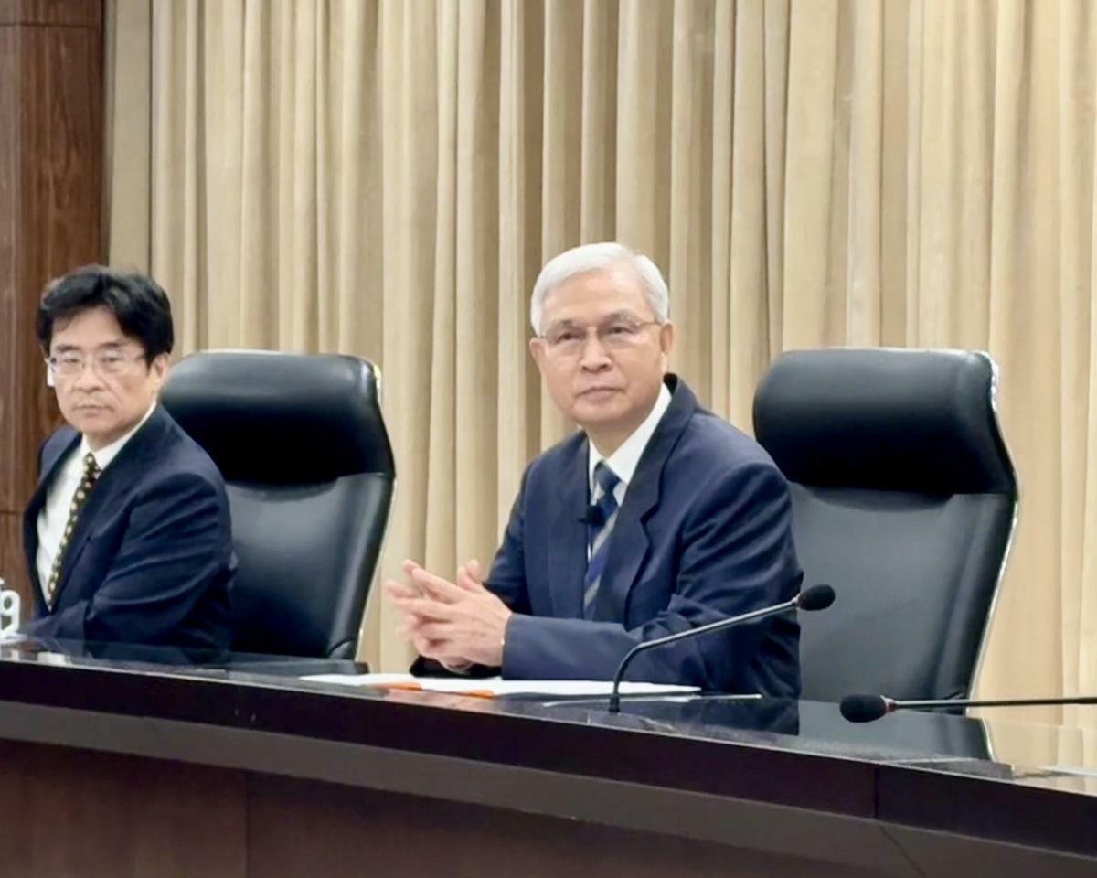 央行總裁楊金龍表示，在多年前，資金流動常未反應經濟基本面，所以才有所謂「禿鷹」、熱錢靠資金流動賺匯差，所以央行才關注資金流動。但現在匯率由市場供需決定。 圖：黃偉柏／攝