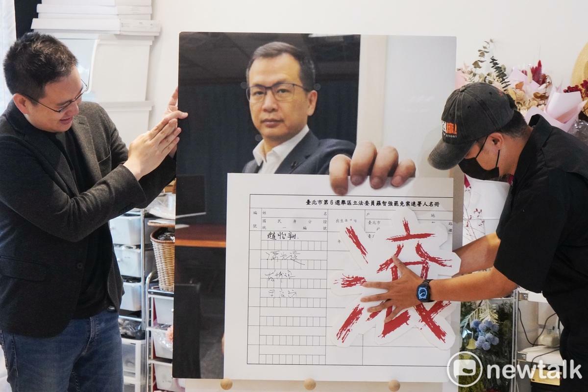 台北市第六選區罷免羅智強立法委員的罷免志工上午舉行第二階段連署書送件記者會，並將罷免連署書送到台北市選委會。 圖：張良一／攝（資料照）