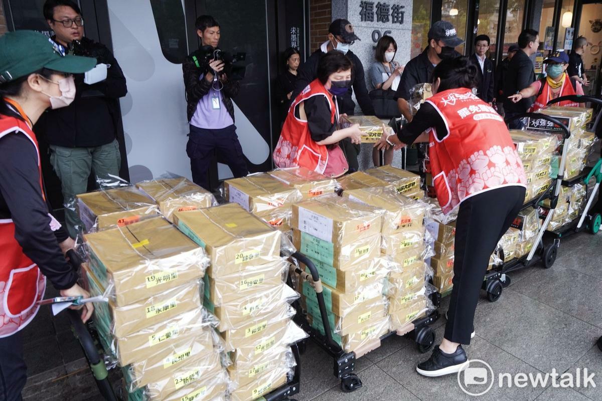 台北市第六選區罷免羅智強立法委員的罷免志工上午舉行第二階段連署書送件記者會，並將罷免連署書送到台北市選委會。 圖：張良一/攝