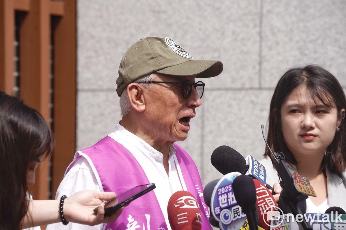 包含「山除薇害」、「港湖除 銹」等多個北市罷免團體上午聯合到北市選委會送連署署，罷團在送件前舉行記者會，並高喊：「大罷免大成功！」等口號。圖為罷免3號志工曹興誠受訪。 圖：張良一/攝