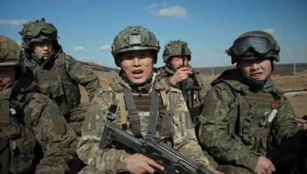 越來越多北韓士兵融入了俄羅斯的環境，並與俄軍相互配合，加強對烏軍的打擊力度。 圖：翻攝自 騰訊網 虎說虎侃