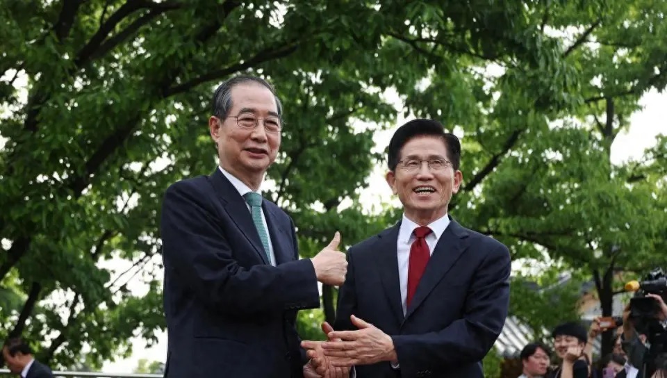 南韓執政黨國民力量黨上演戲劇性的戲碼，總統提名一換再換，金文洙被取消資格後又被重新提名。 圖：翻攝自智語話事錄