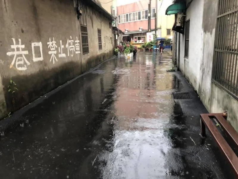 議員何智達表示，松柏村因為附近「重劃區」填高，導致松柏村每逢下雨容易積水。 圖：新竹縣議員何智達提供