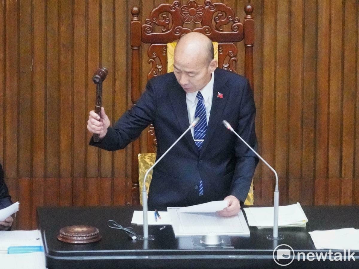 立法院院長韓國瑜在院會敲錘三讀通過核管法第六條文修正草案。 圖：張良一/攝