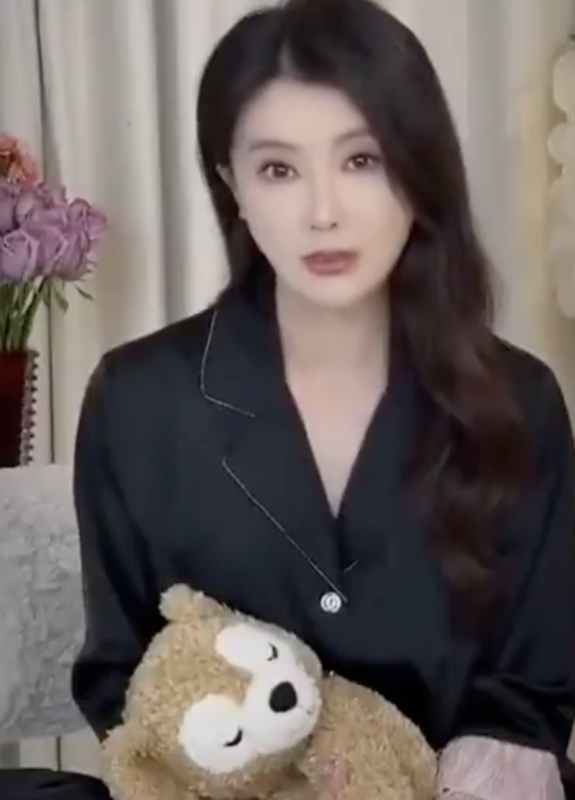 甘薇離婚被懷疑是假離婚，其前夫賈躍亭因負債頻上版面。 圖：翻攝自 Daniel Fang