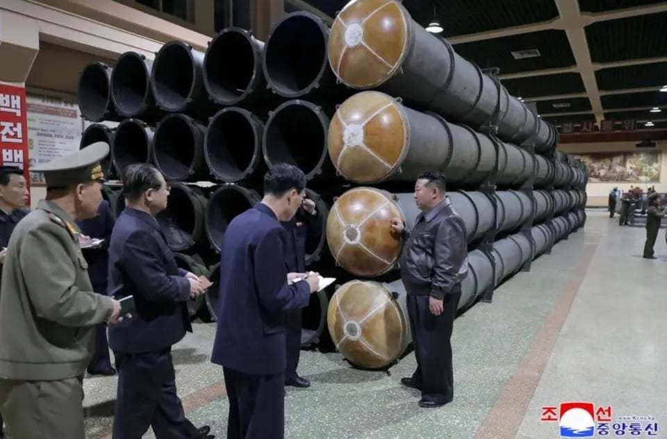 北韓嗅到戰爭商機，出人、出軍火到俄羅斯。圖為金正恩視察導彈工廠。 圖：翻攝自笪志剛