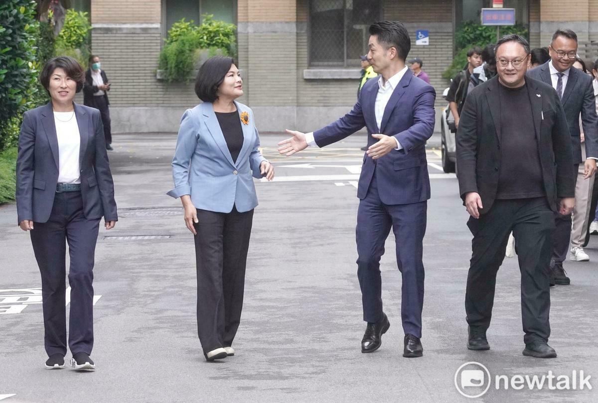 針對行政院統刪一般性補助款 ，台北市長蔣萬安、雲林縣長張麗善、台東縣長饒慶鈴和台中市副市長鄭照新等地方政府首長聯合到行政院提起訴願。 圖：張良一/攝