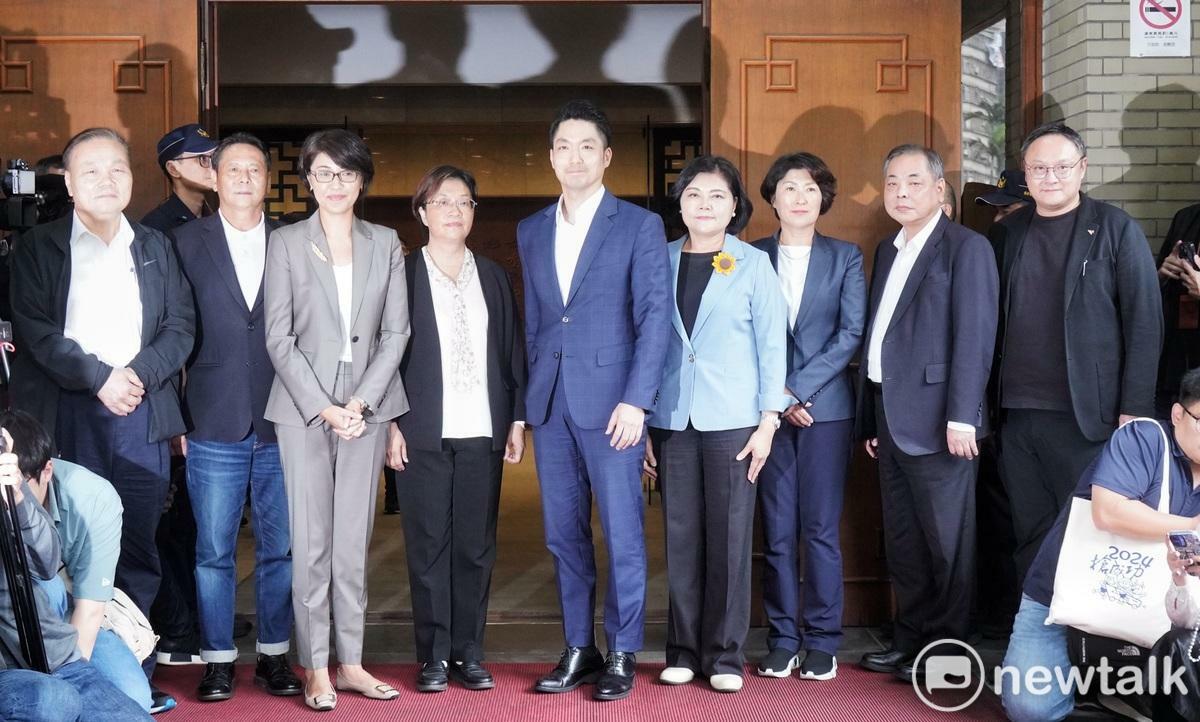 針對行政院統刪一般性補助款 ，台北市長蔣萬安、雲林縣長張麗善、彰化縣長王美惠、台東縣長饒慶鈴、連江縣長王忠銘和台中市副市長鄭照新等地方政府首長聯合到行政院提起訴願。圖為蔣萬安等縣市首長會後受訪。 圖：張良一/攝