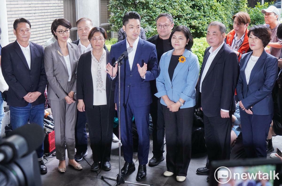 針對行政院統刪一般性補助款 ，台北市長蔣萬安、雲林縣長張麗善、彰化縣長王美惠、台東縣長饒慶鈴、連江縣長王忠銘和台中市副市長鄭照新等地方政府首長聯合到行政院提起訴願。圖為蔣萬安等縣市首長會後受訪。 圖：張良一/攝