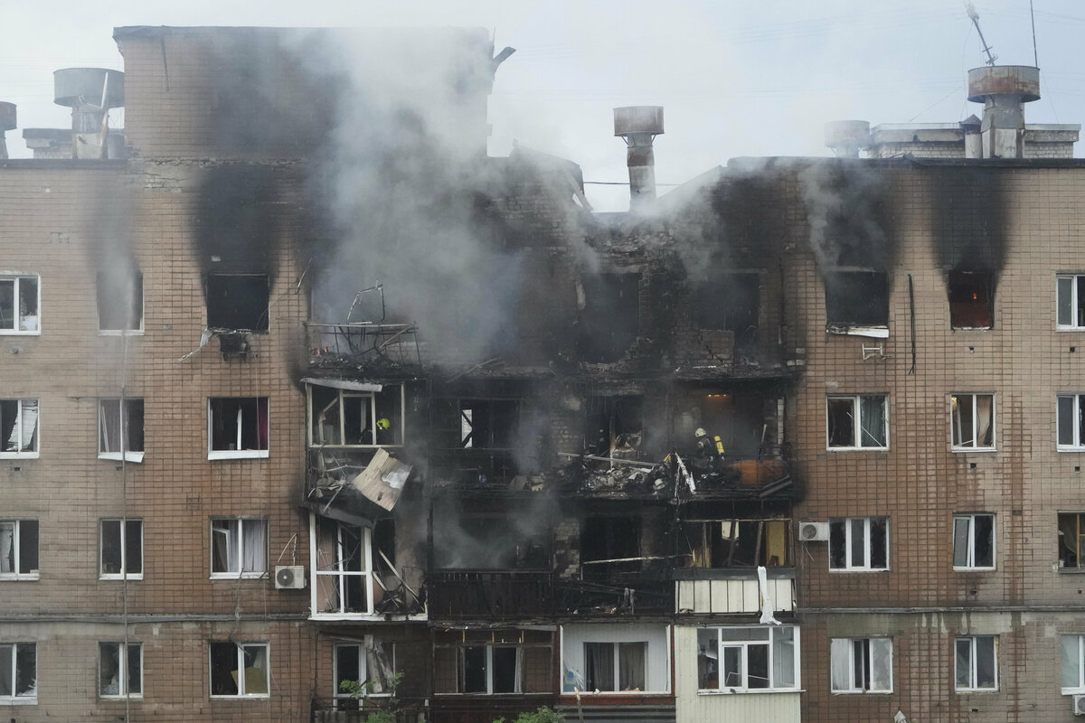 烏克蘭哈爾科夫（Kharkiv）市長伊霍爾．捷列霍夫（Ihor Terekhov）今（7）日表示，俄羅斯夜間使用無人機、導彈和導引炸彈攻擊該城市，造成至少 3人死亡，逾 21人受傷。 圖：達志影像／美聯社