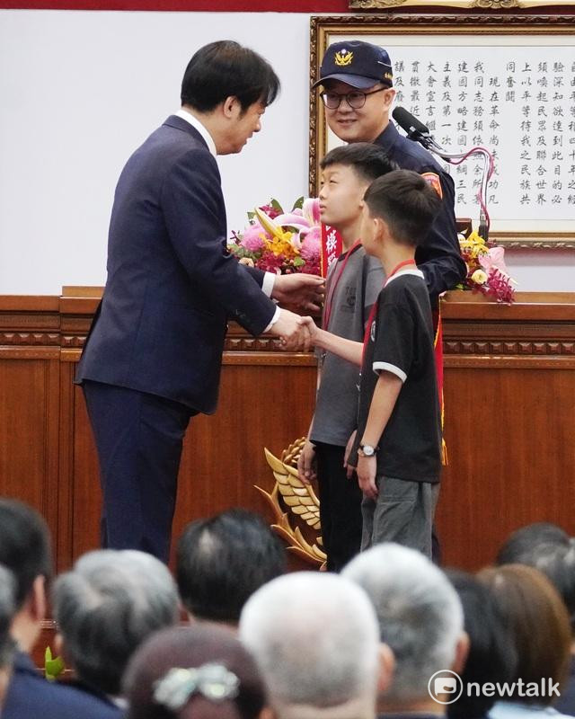 總統賴清德上午在國安會秘書長吳釗燮的陪同下，出席警察節慶祝大會，並頒獎表揚模範警察。 圖：張良一/攝