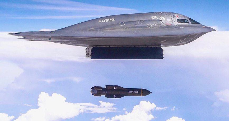 美軍 B-1轟炸機投擲 GBU-57 重磅鑽地彈轟炸伊朗核設施。 圖：翻攝自極光