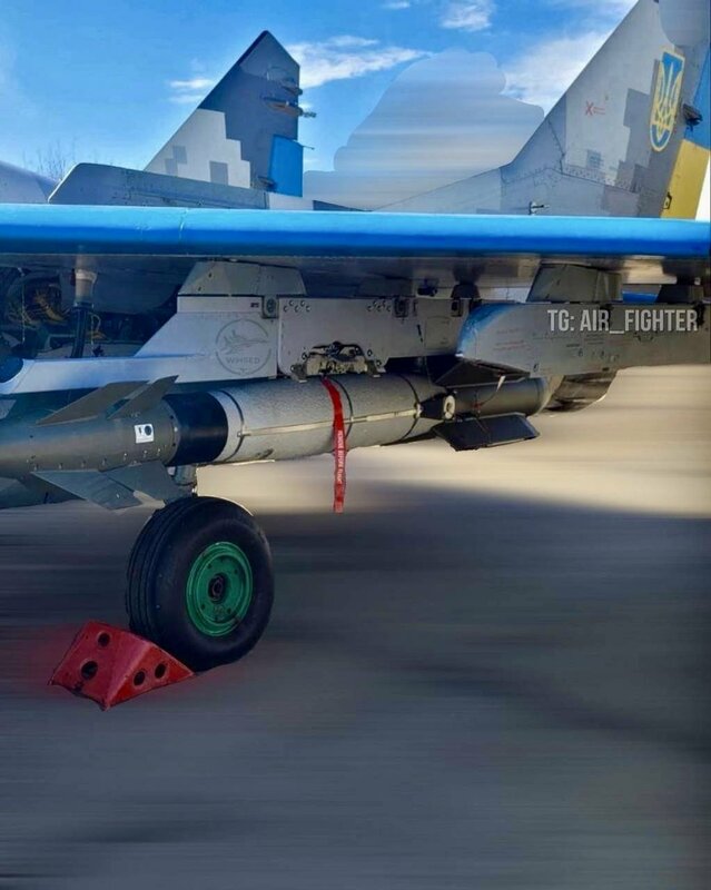 一枚 500 磅重的法製 AASM Hammer 制導炸彈掛載於烏軍 MiG-29 戰機翼下，準備摧毀俄軍高價戰術目標。 圖：翻攝自NoelReports