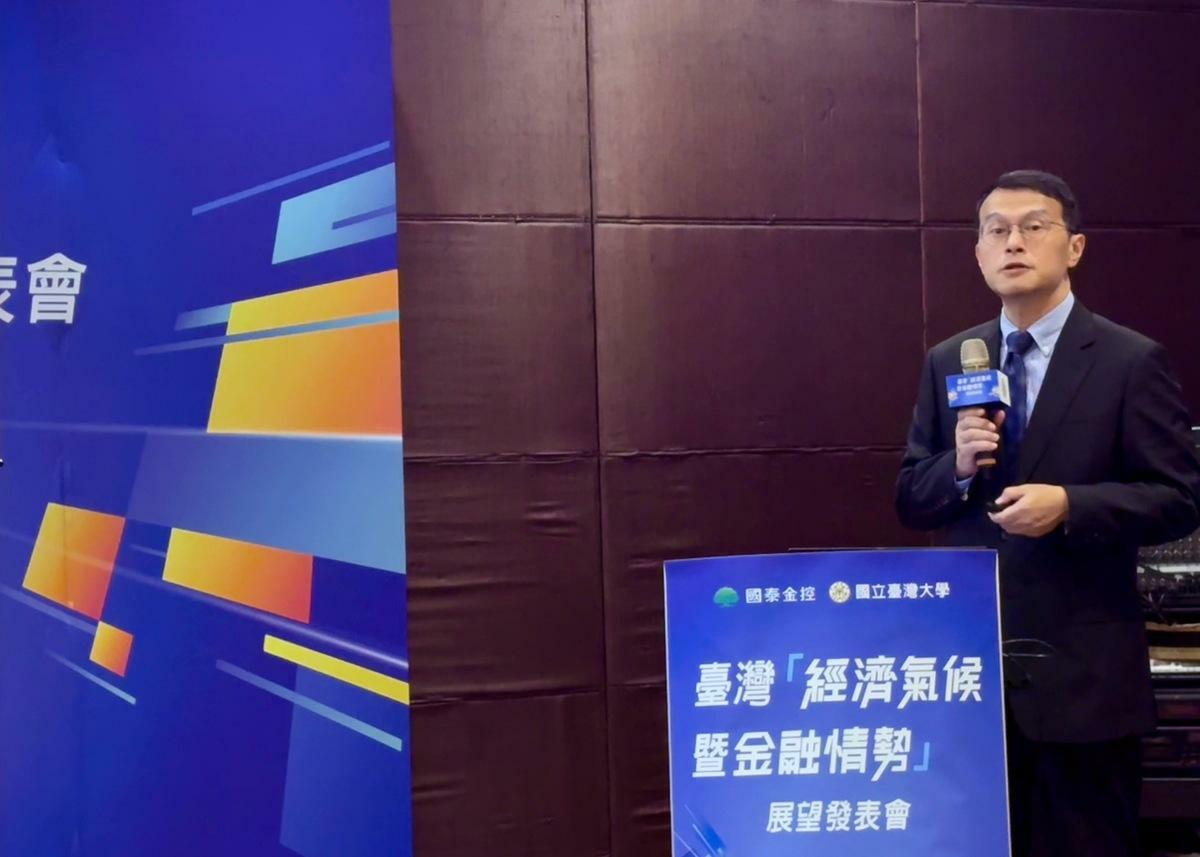 國泰金與台大產學合作計畫協同主持人徐之強教授雖認可上半年的好表現，但預計第三季經濟氣候將於「陰」、「雨」間徘徊，並且出口恐出現「斷崖式衰退」。 圖：黃偉柏／攝影