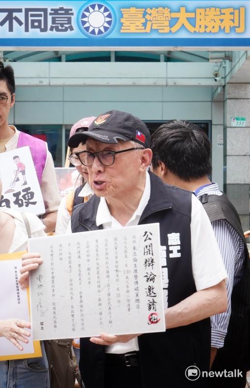 曹興誠親赴國民黨中央送辯論邀請函，卻遭藍黨部利用播音干擾。 圖：張良一/攝