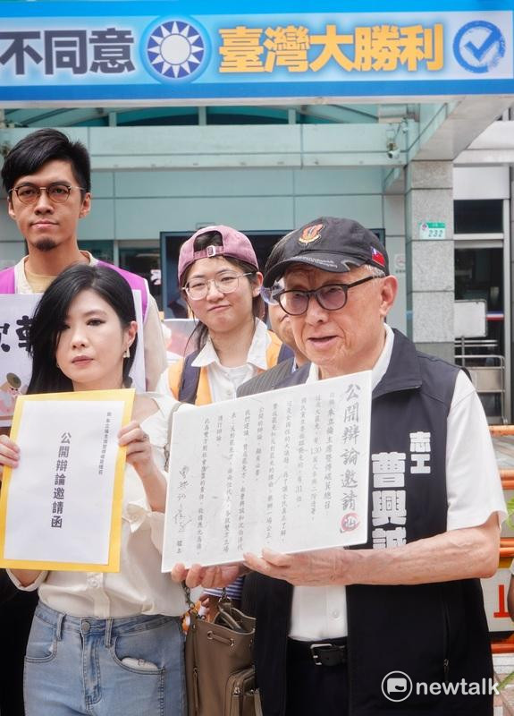 反共護台志工聯盟罷免志工曹興誠和多個罷團志工在國民黨中央黨前舉行記者會，邀請國民黨主席朱立倫、國民黨立院黨團總召傅崐萁就大罷免進行辯論。 圖：張良一/攝