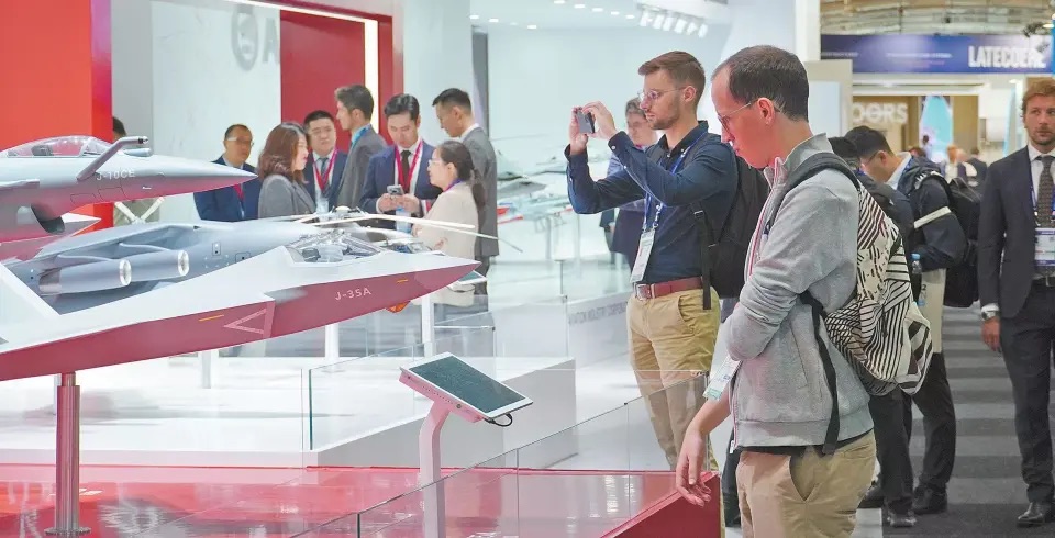 巴黎航空展是航空界的盛事，中國的殲－10 在印、巴衝突中大展手腳，引發國際關注。 圖：翻攝自環球網