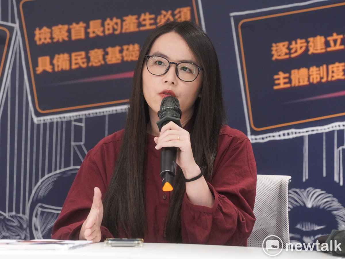罷團代表阿美、婷婷和Molly等人舉行「這還不是親共？藍委劍指內國法化假和平真侵略」記者會。 圖：張良一/攝