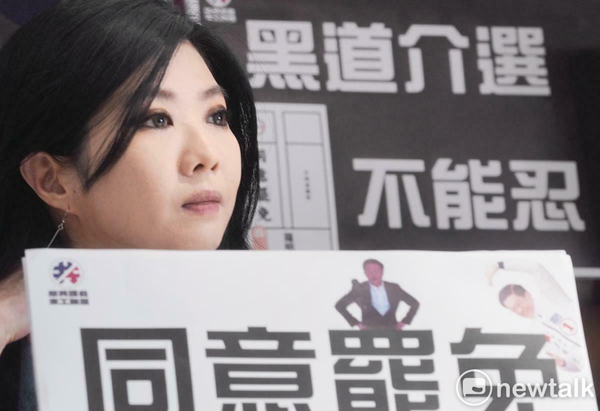 針對新北十一選區拔羅蔔領銜人吳柏瑋突發表不自殺聲明，多個罷團代表今（20）日上午舉行「黑道出手領銜人噤聲，公民權行使威嚇零容忍」記者會，呼籲全民應站出來，力挺吳柏瑋。 圖：張良一/攝