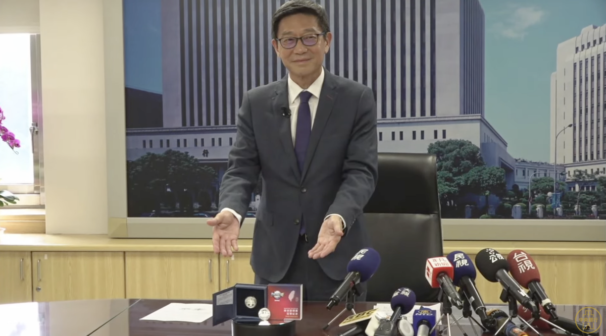 央行今（23）日發表「世界12強棒球錦標賽冠軍紀念銀幣」，並將委請臺灣銀行公開發售。 圖：截自央行直播