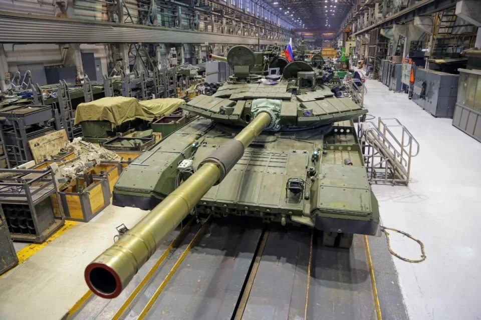 俄羅斯轉變軍工生產方向，開始大量生產 T-90M 坦克，補足以損失的 3000輛坦克。 圖：翻攝自零度Military