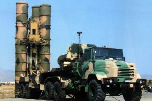 據通報，一夜之間俄軍自多個方向出動 84 架攻擊無人機與 3 枚 S-300 飛彈。烏克蘭防空部隊宣稱擊落或干擾 59 架，但仍有 25 架無人機及數枚飛彈成功命中，造成 13 個地點受襲。圖為S-300 防空系統。 圖：翻攝自搜狗