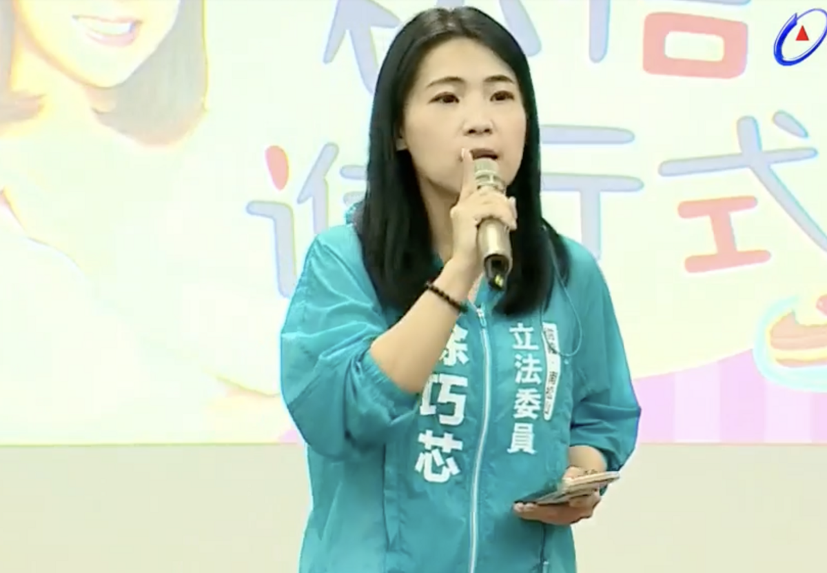 立委徐巧芯今日（21日）舉行茶會，在茶會中批評賴情德不知道台灣有參與中華民國制憲國民大會「到底有沒有讀書」。 圖：翻攝自FB
