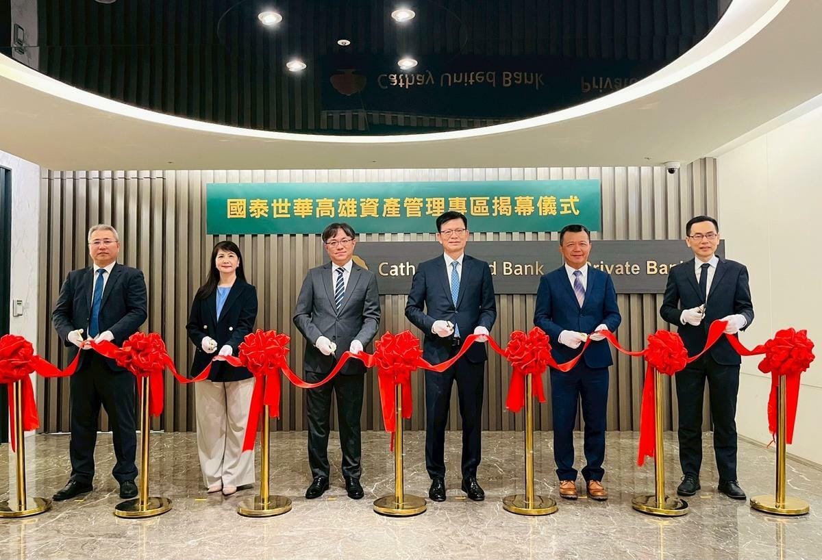 國泰世華銀行總經理李偉正今（1）日與主管一同進行國泰世華高雄資產管理專區揭幕儀式。照片左至右依序為，國泰世華新興分行協理楊詠輝、私人銀行部暨專區分行協理張秋珍、私人銀行執行長傅伯昇、總經理李偉正、副總經理張振棟、協理柯龍豪。 圖：國泰世華銀行／提供