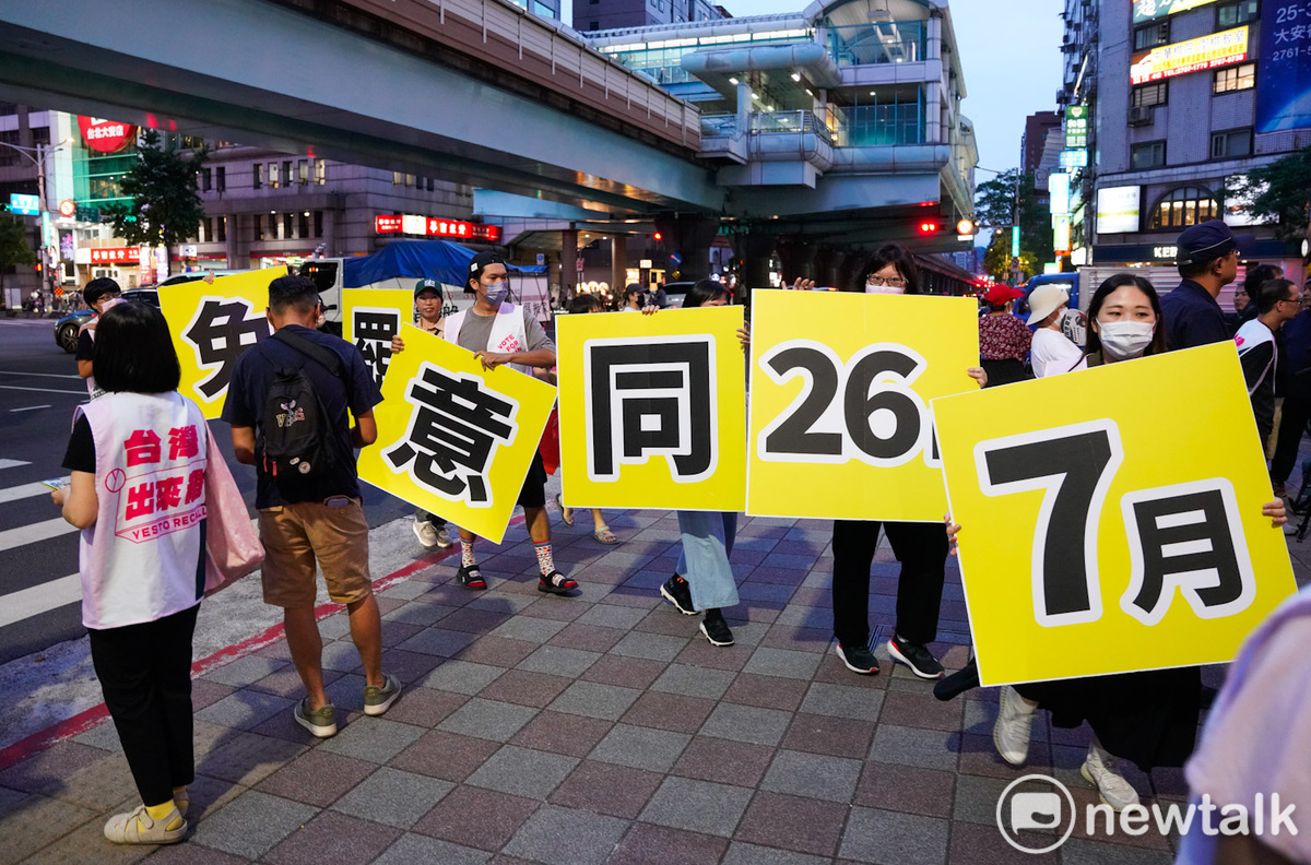 反共3號志工曹興誠今首度站肥皂箱，為罷免北市大安區國民黨立委羅智強宣講。圖為罷免志工舉牌宣傳罷免投同意票。 圖：張良一/攝