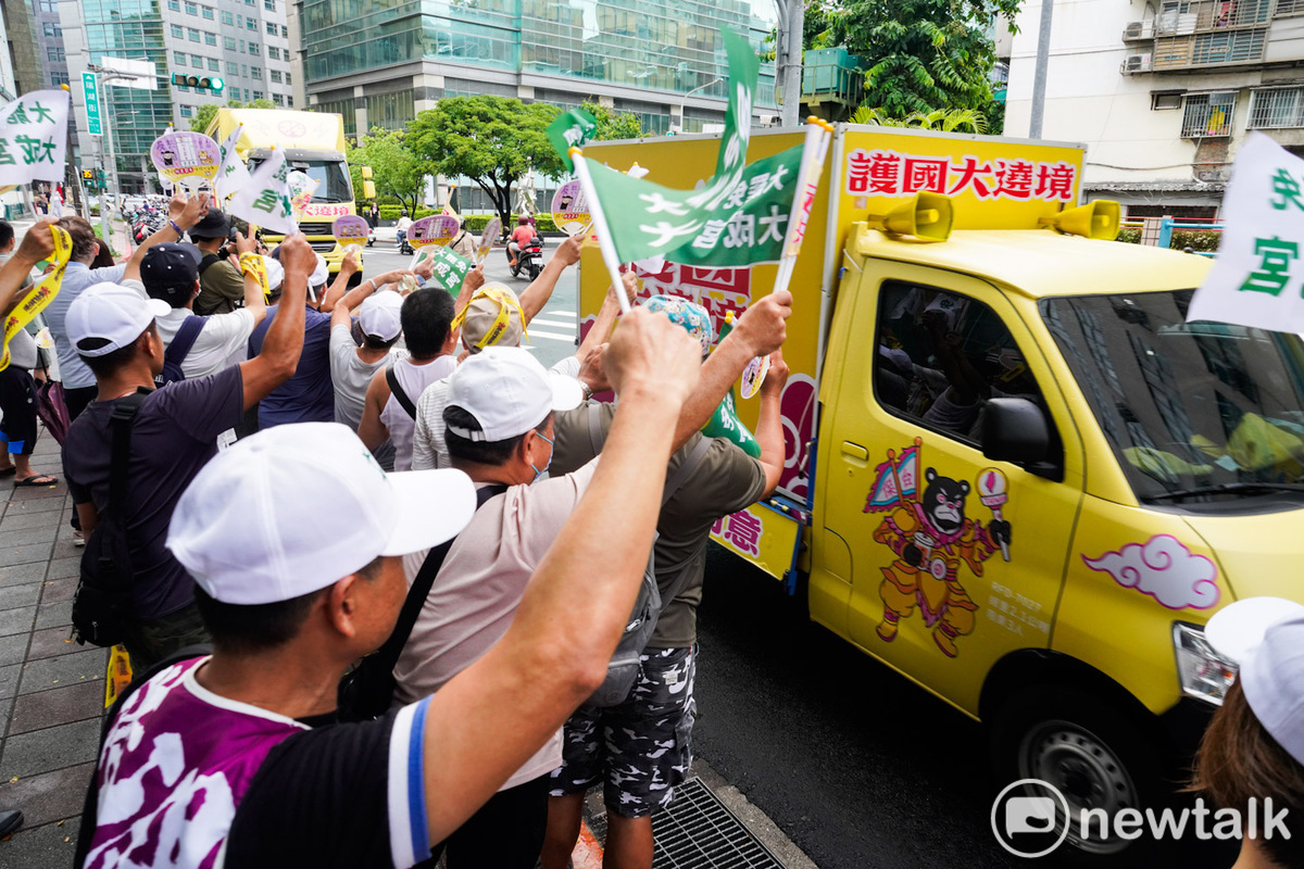 護國大遶境掃街車隊今午來到北市南港、內湖區向市民拜票，支持罷免國民黨立委李彥秀的內湖區民眾站在路口，手持大罷免大成功旗幟呼應。 圖：張良一/攝