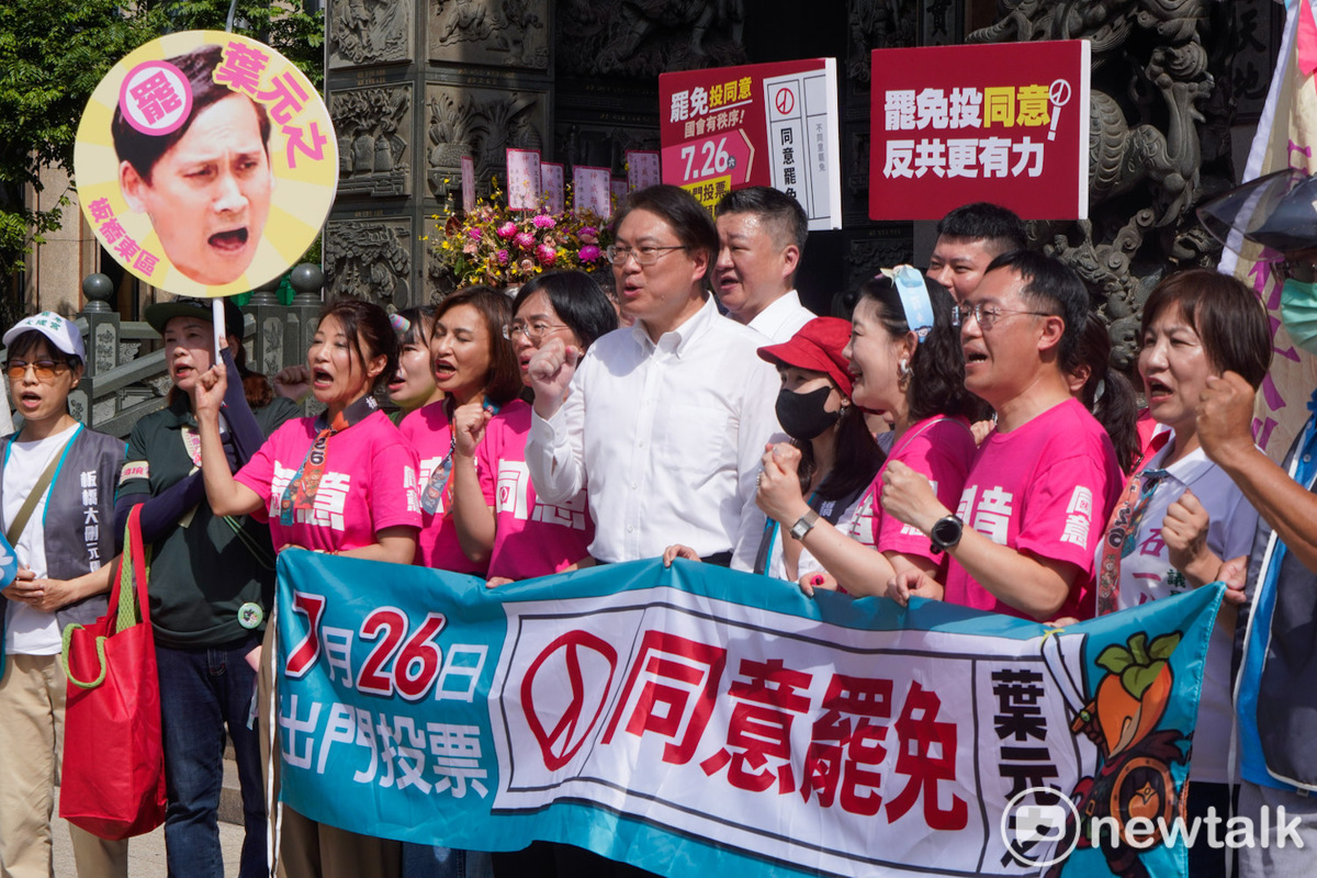 趙少康喊出「票投大罷免、全民上戰場」等口號，李坤城（右2）直言，趙少康的言論顯示國民黨對罷免選情缺乏信心，呼籲對方別再危言聳聽、打恐嚇牌。 圖：張良一/攝
