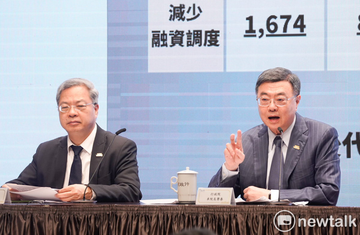 行政院長卓榮泰、秘書長龔明鑫（左）和主計總處副主計長陳慧娟今（17）天舉行記者會，向國人說明113年度歲計賸餘使用情形。 圖：張良一/攝