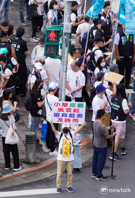 台灣民眾黨今午在民進黨中央黨部前的北平東路舉辦「720民主起義 反罷要贏 台灣要贏」造勢活動，並呼籲支持者在即將舉行罷免國民黨立委投下不同意罷免，並藉此對賴清德總統投下不信任投票。 圖：張良一/攝