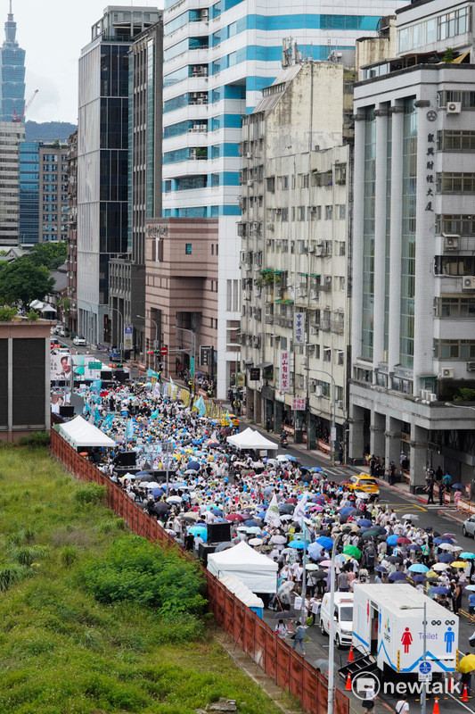 台灣民眾黨今午在民進黨中央黨部前的北平東路舉辦「720民主起義 反罷要贏 台灣要贏」造勢活動，並呼籲支持者在即將舉行罷免國民黨立委投下不同意罷免，並藉此對賴清德總統投下不信任投票。 圖：張良一/攝