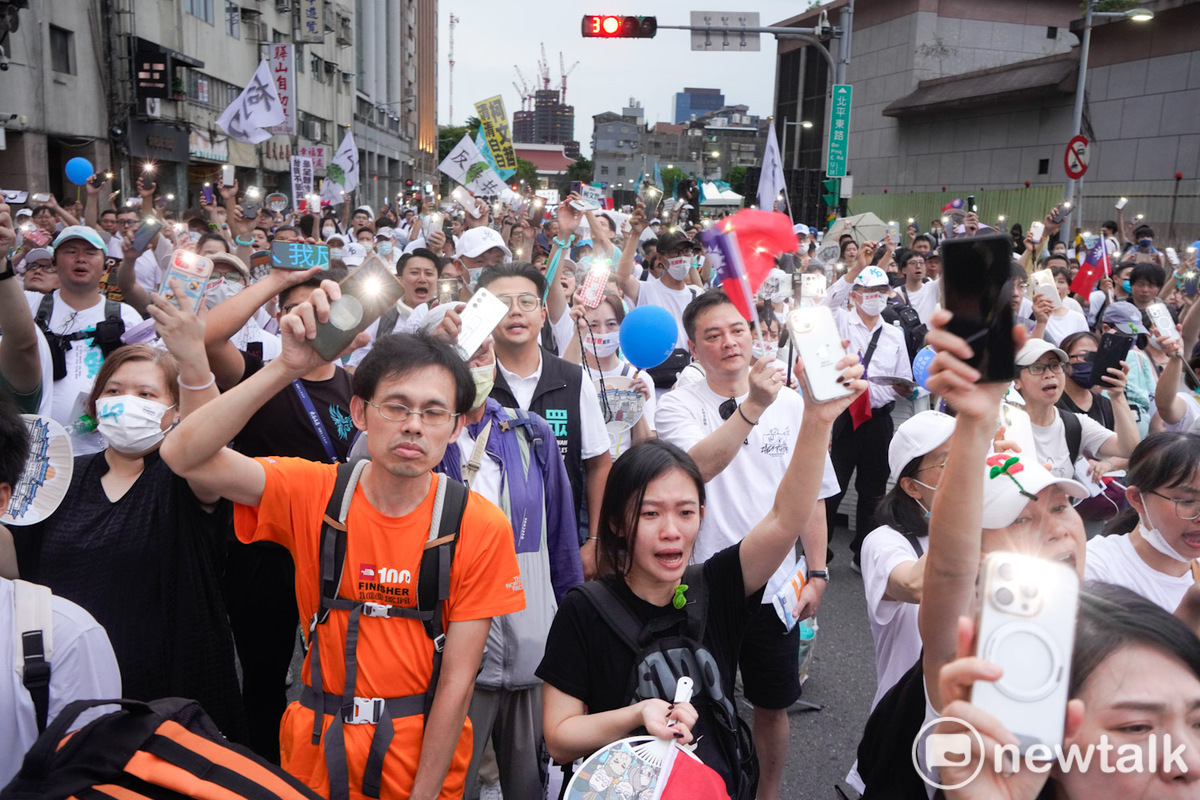 民眾黨支持者在「720民主起義 反罷要贏 台灣要贏」造勢活動點燈，呼應黃國昌主席要求在罷免投票投下不同意罷免，向賴清德總統說不。罷免投票投下不同意罷免，向賴清德總統說不。 圖：張良一/攝