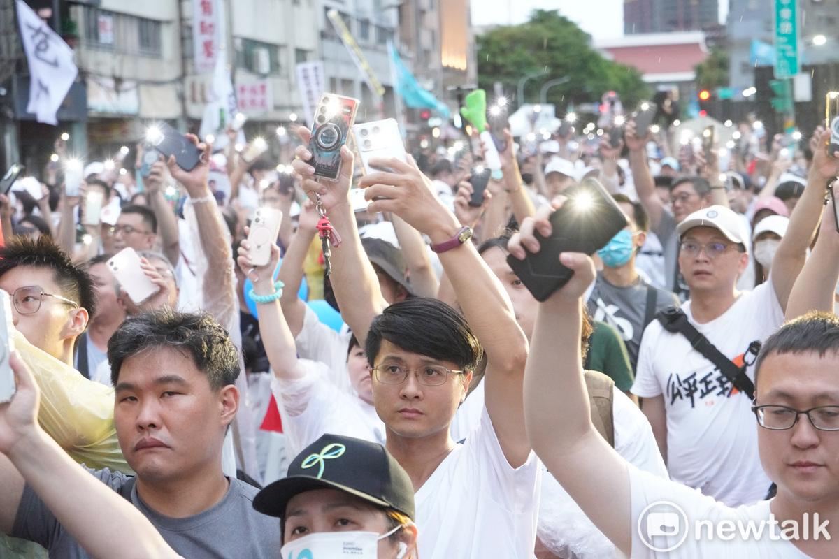 民眾黨支持者在「720民主起義 反罷要贏 台灣要贏」造勢活動點燈，呼應黃國昌主席要求在罷免投票投下不同意罷免，向賴清德總統說不。罷免投票投下不同意罷免，向賴清德總統說不。 圖：張良一/攝